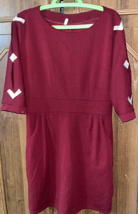 Жіноча сукня бордового кольору