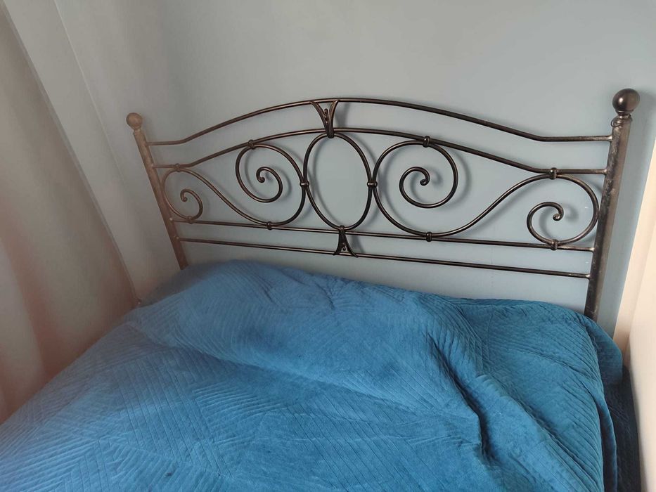 Łóżko metalowe kute do sypialni - czarne ze srebrną patyną