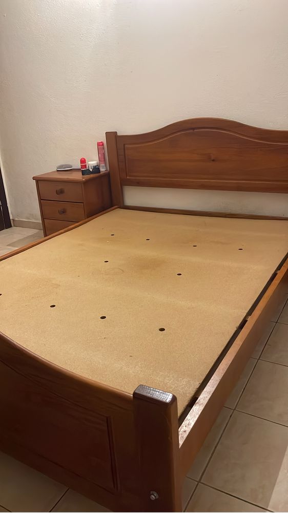 cama casal com mesas cabeceira e SEM ESTRADO
