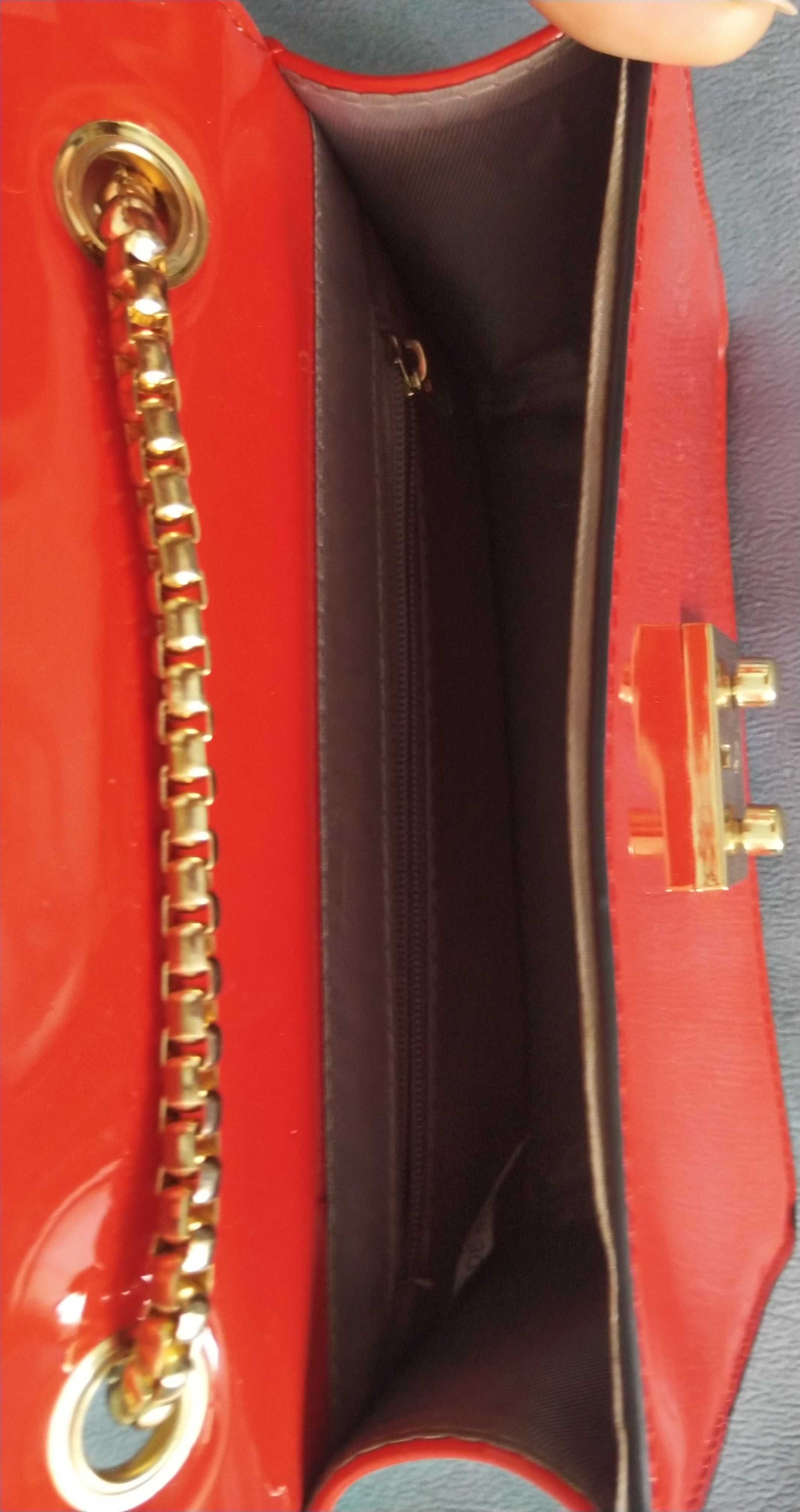 Стильная красная сумочка под известный бренд