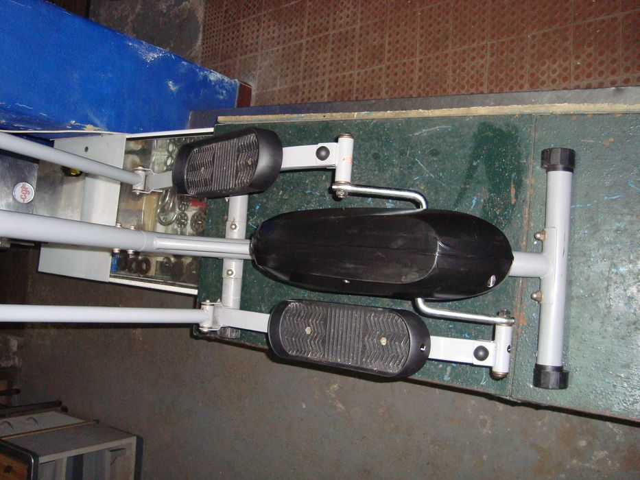 Maquina  ginásio   Fitness  exercita   pernas  e  braços