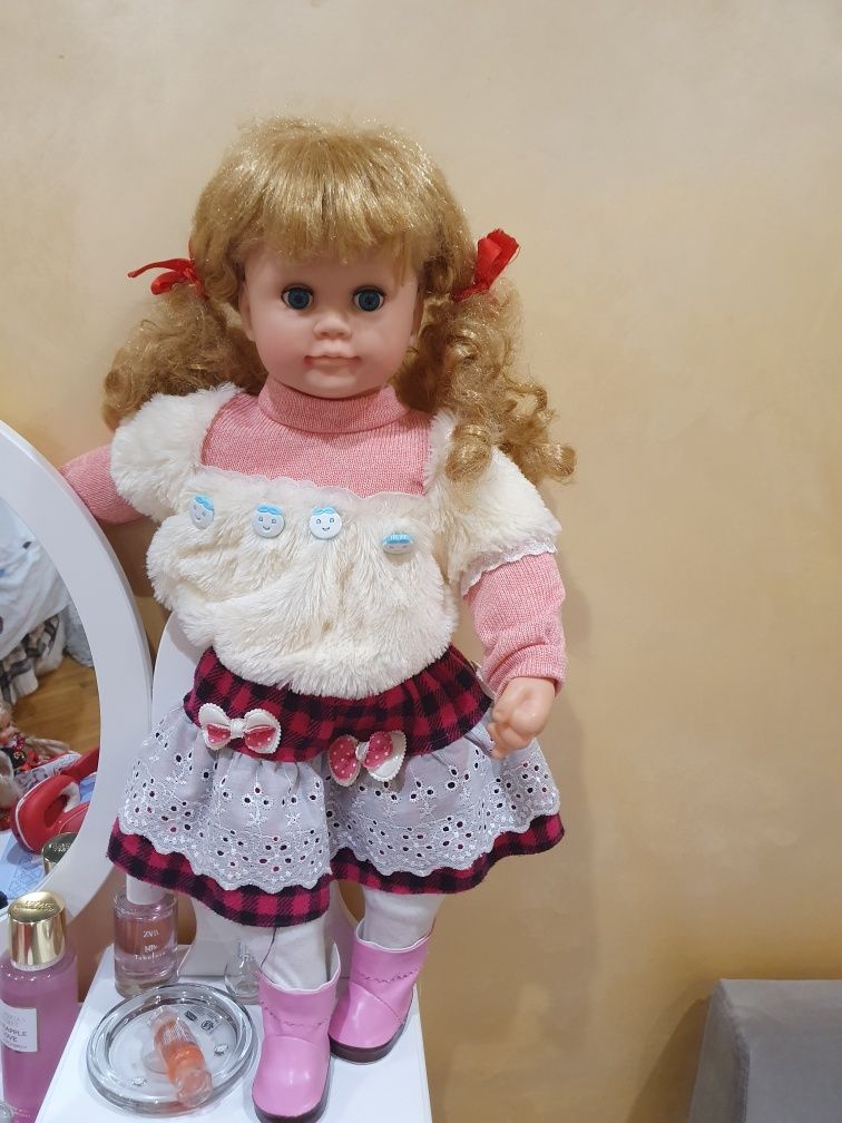 Терміново,нова,говоряща лялька куплена у Франції.