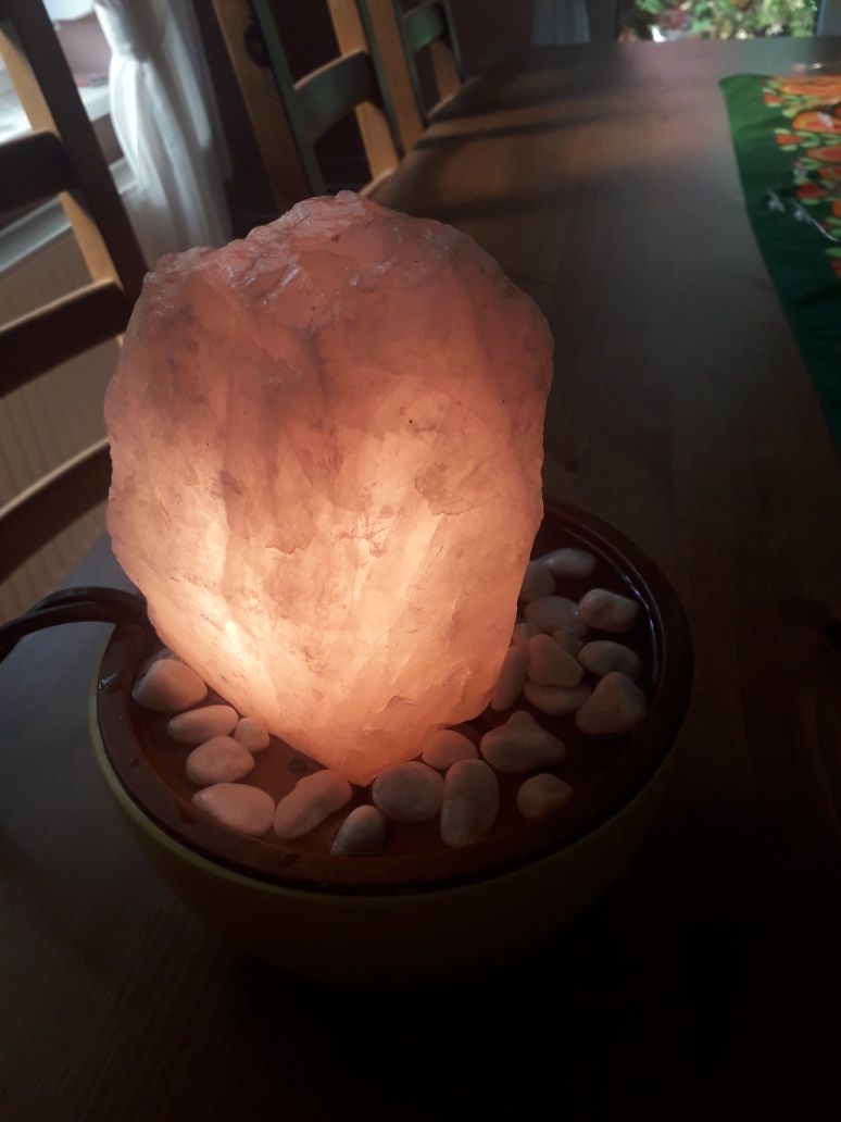 Lampa solarna z wodospadem