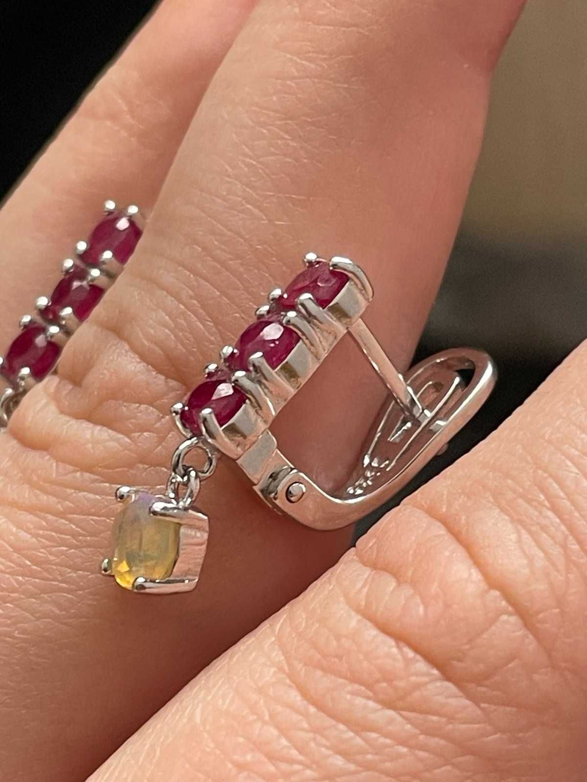Серебряные серьги 925 пробы с рубином и опалом 5 мм
