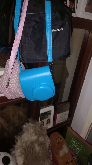 Banco em metal vermelho alto