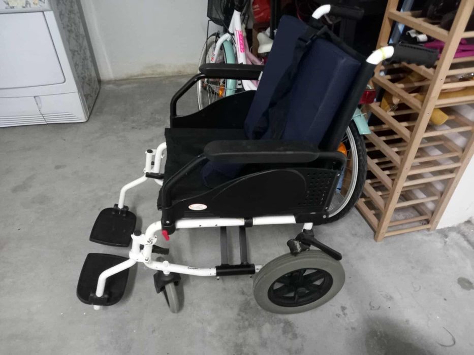 Vendo cadeiracdevrodas como nova