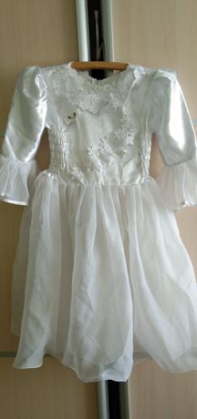 Біле плаття на дівчинку