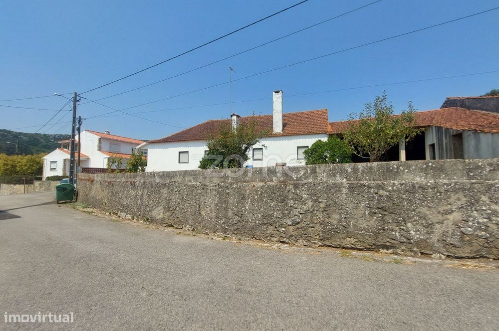 Moradia térrea com terreno e poço em Porto de Mós