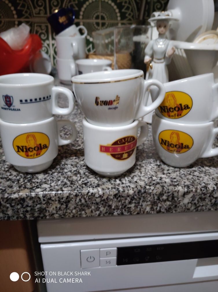 Várias chávenas de cafe