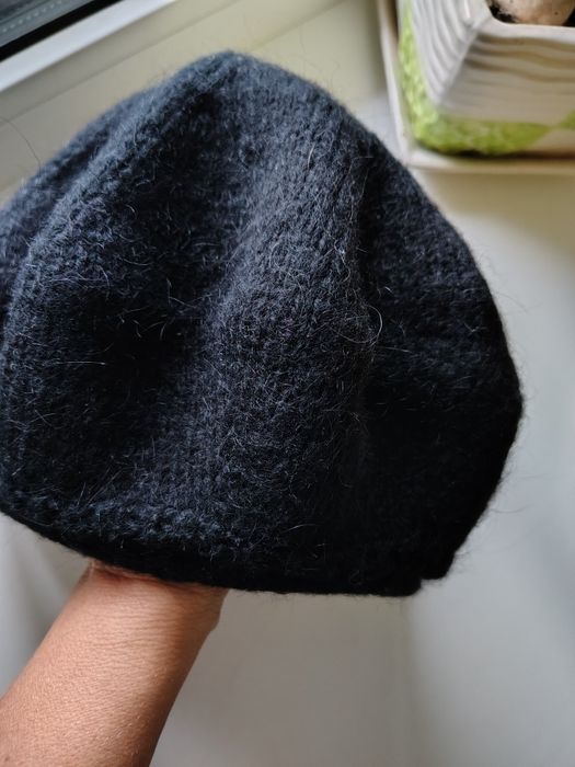 Жіночі берети із натуральної пряжі ручної роботи