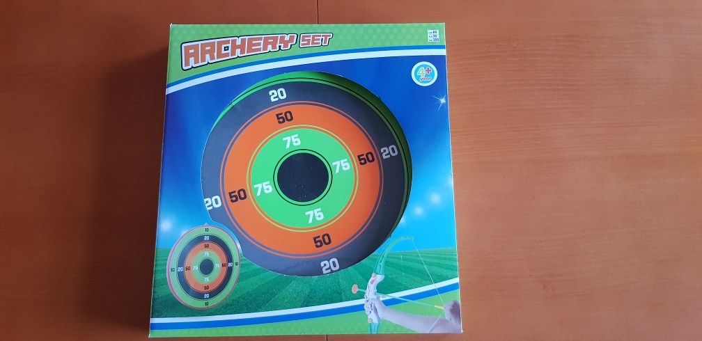 Łuk z tarczą i trzy strzałkami plus 4 lata