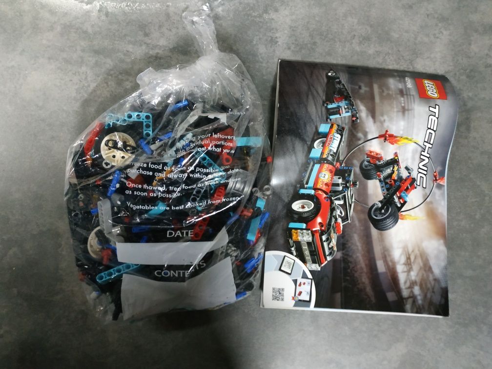 LEGO TECHNIC 42106 Furgonetka i motocykl kaskaderski