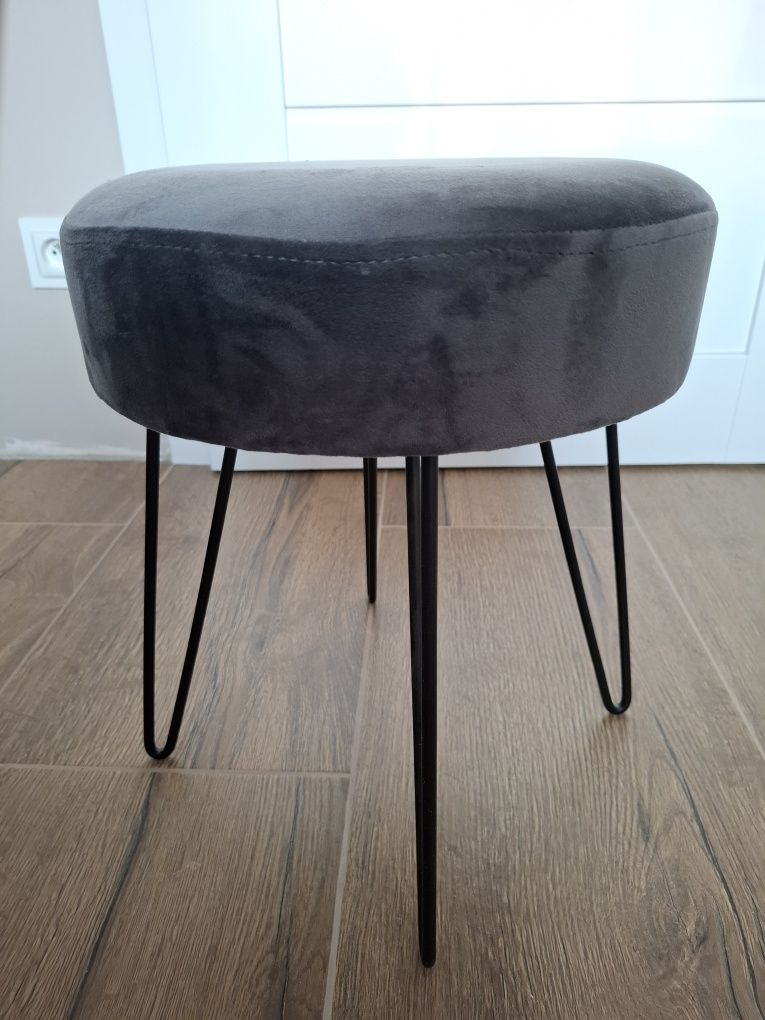 Taboret welurowy ciemny szary