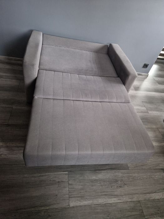 Sofa rozkładana z pojemnikiem na pościel