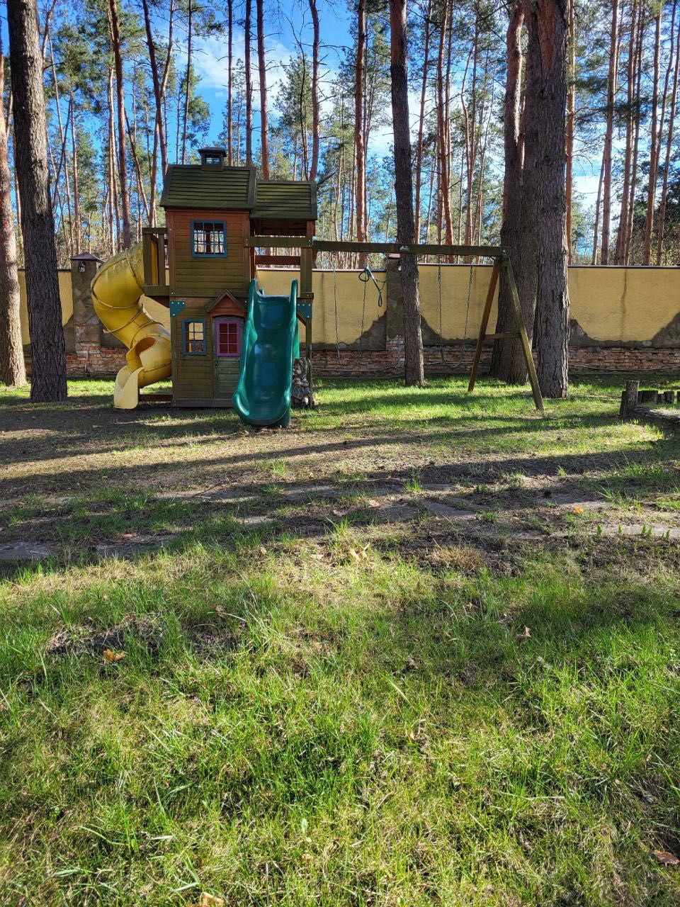 Будинок біля води серед соснового лісу