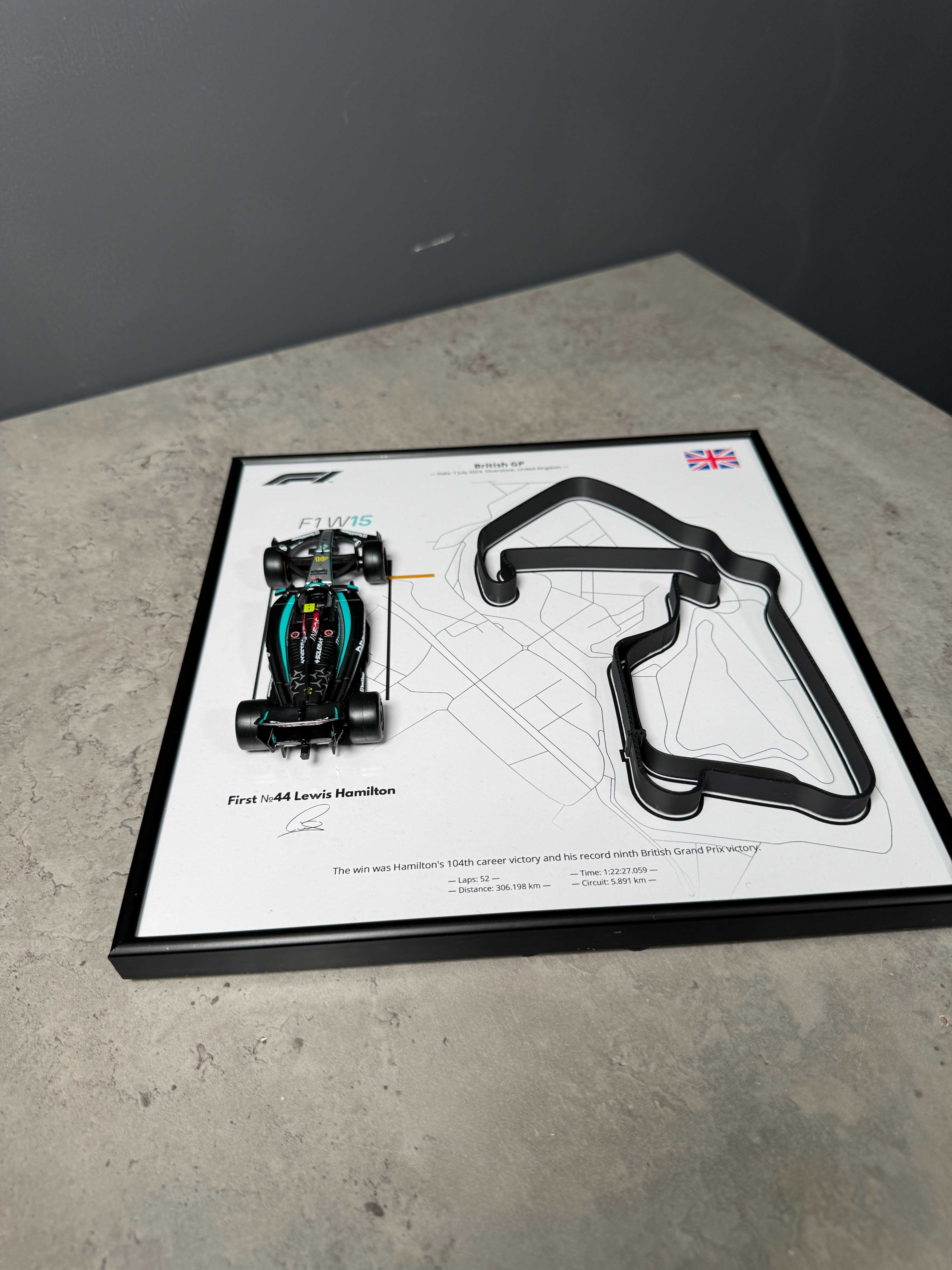 3D Картина Bburago F1 W15 Mercedes та 3D Трасою British Lewis Hamilton