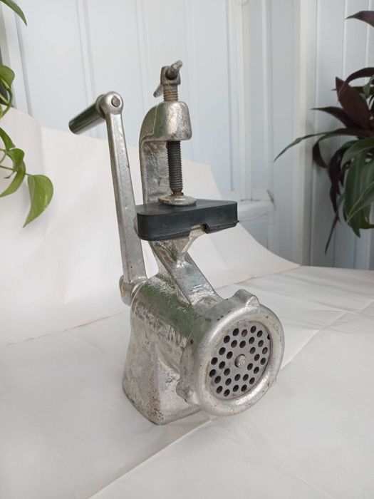 М,ясорубка ручна чавунна