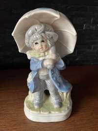 Chłopiec z parasolem porcelanowa figurka porcelana szkliwiona