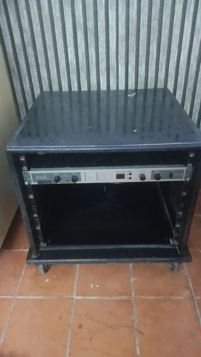 Case com rodas, ideal para amplificadores crossovers e outros equipame