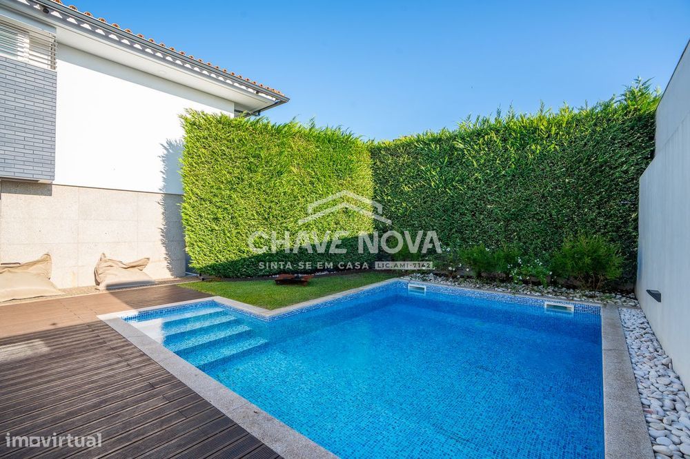 Moradia T3 Moderna com Piscina Aquecida e Jardim em Mozelos