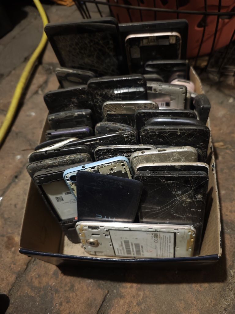 Stare telefony złoto uszkodzone