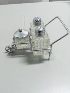 Conjunto galheteiro e saleiro antigo