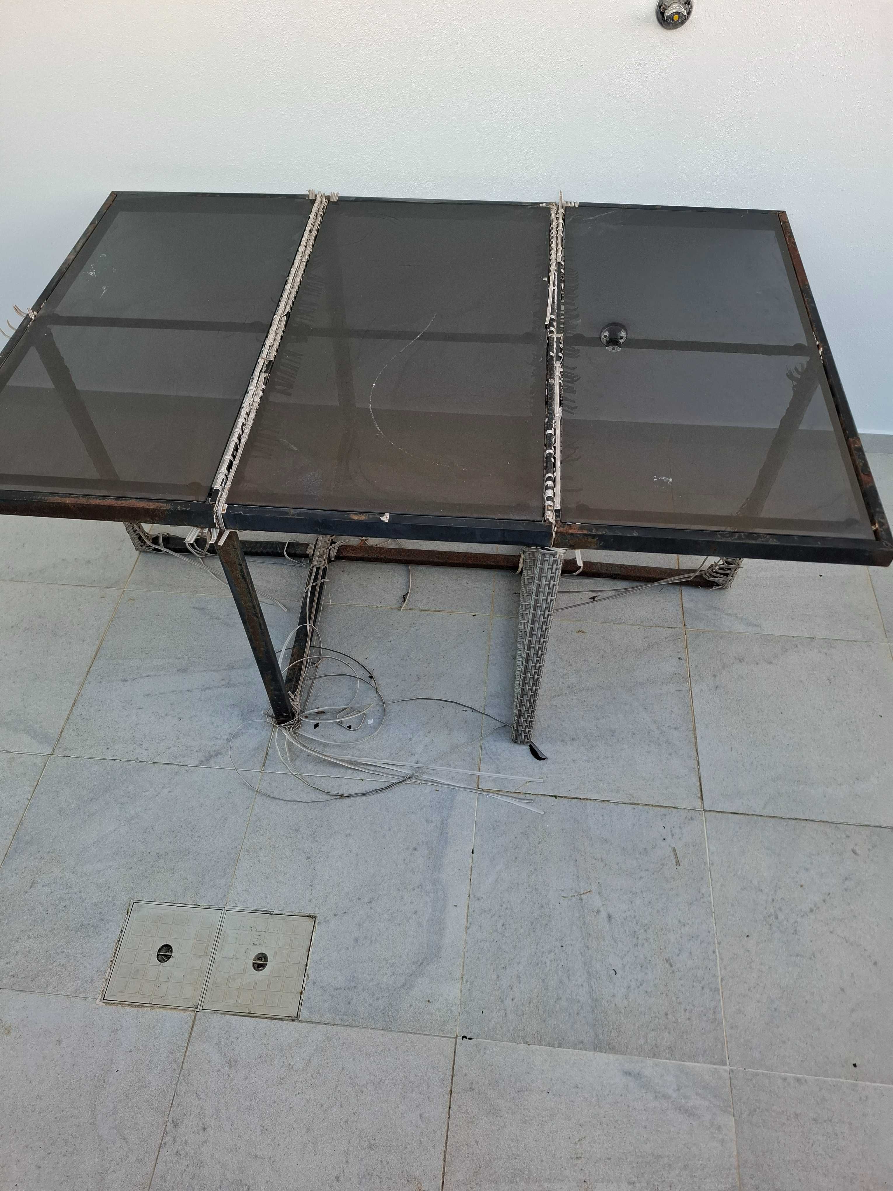 Mesa exterior preta