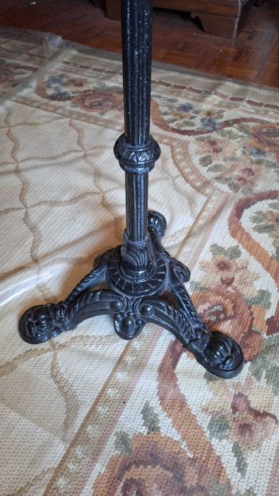Mesa de apoio em mármore branco