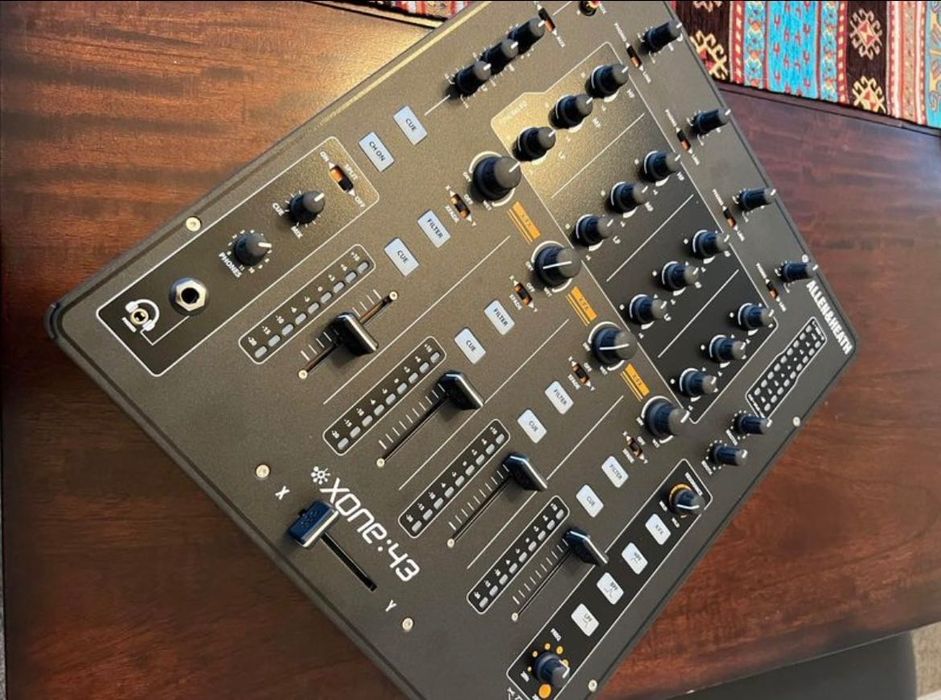 Allen & Heath Xone:43 4+1
Channel Analogue DJ Mixer