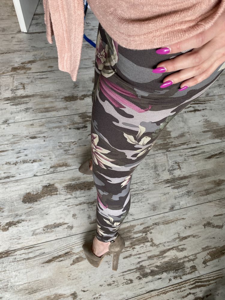 Calzedonia leginsy obcisłe moro kwiaty khaki lilia magnolia