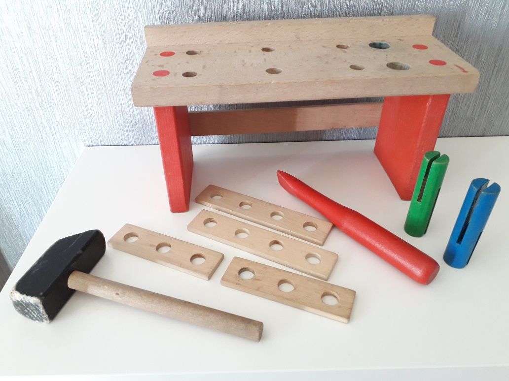 Bancada de brincar em madeira com ferramentas