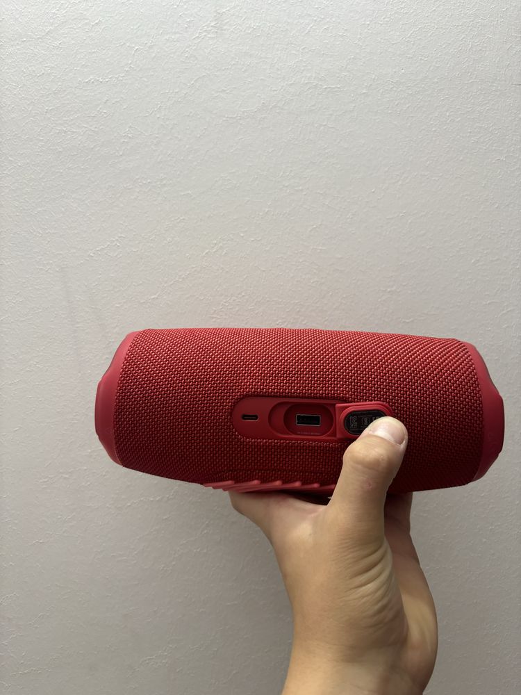 Продаю JBL CHARGE 5 red