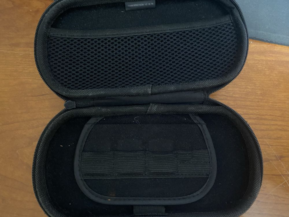 PS Vita + Bolsa de transporte + 4 jogos incluídos