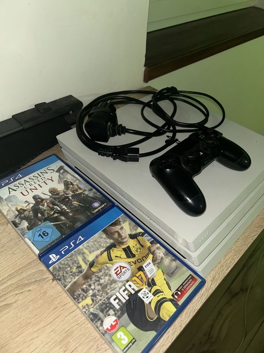 Sprzedam konsolę Playstation 4 pro 1tb white