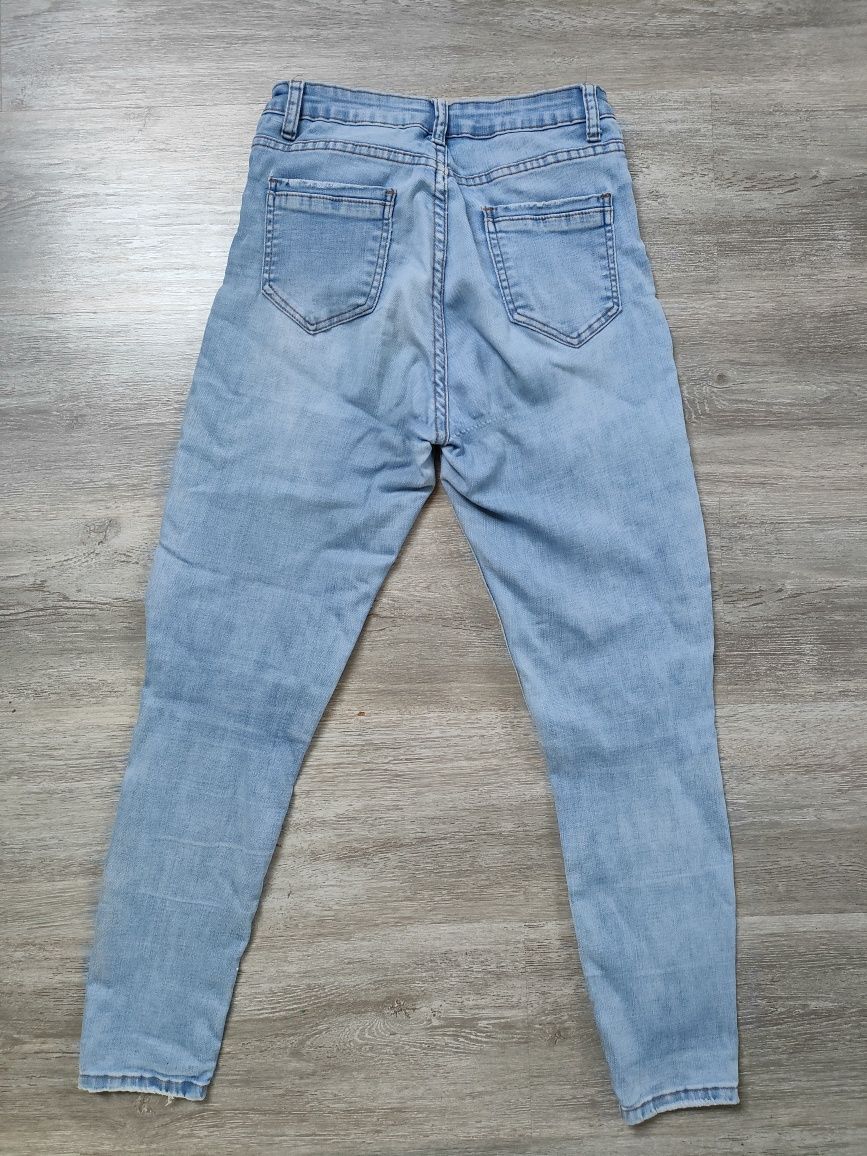 Spodnie jeansowe z dziura