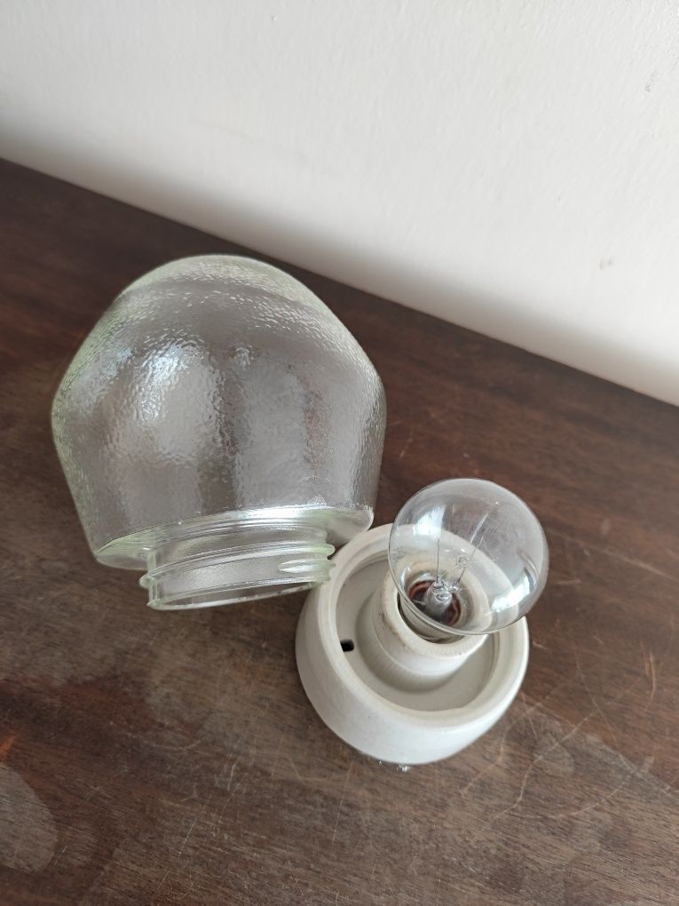 Lampa ze szklanym kloszem i porcelanową oprawką PRL sprawna