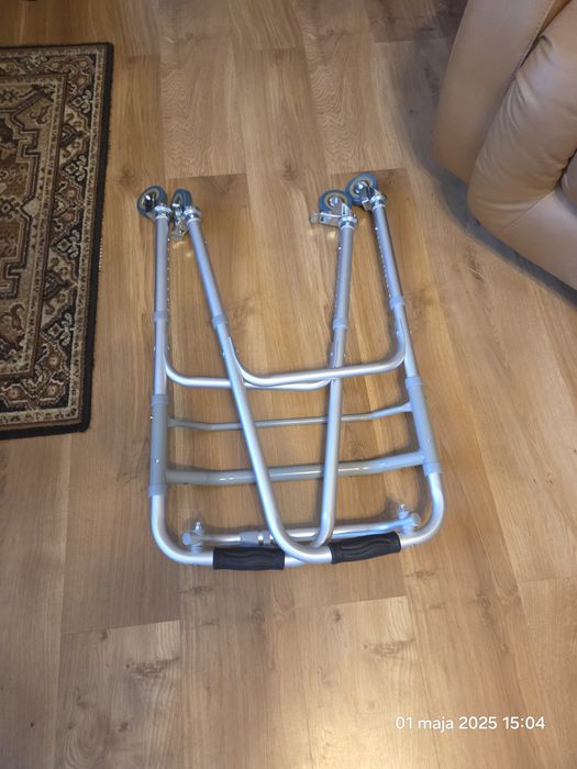 Balkonik aluminiowy – składany. 4-kołowy z hamulcami