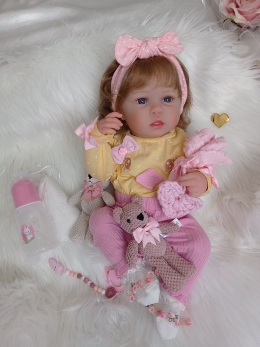 Piękna pełno winylowa lala w typie reborn