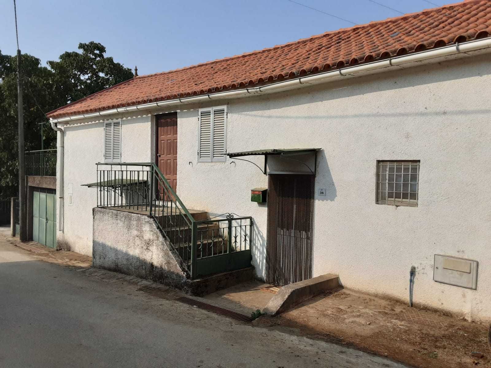 Moradia T2 com 61m2 na aldeia de Sobreiró de Baixo, Vinhais (Bragança)