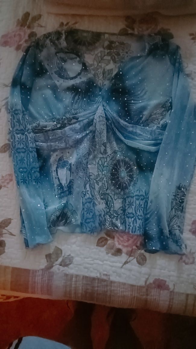 Camisola azul brilhante