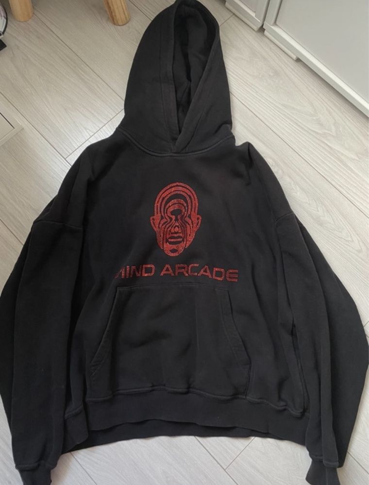 Bluza mind arcade z czerwonymi kryształkami