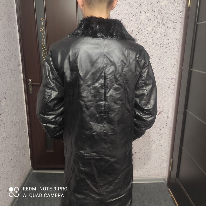 Чорне стильне пальто з натуральної шкіри