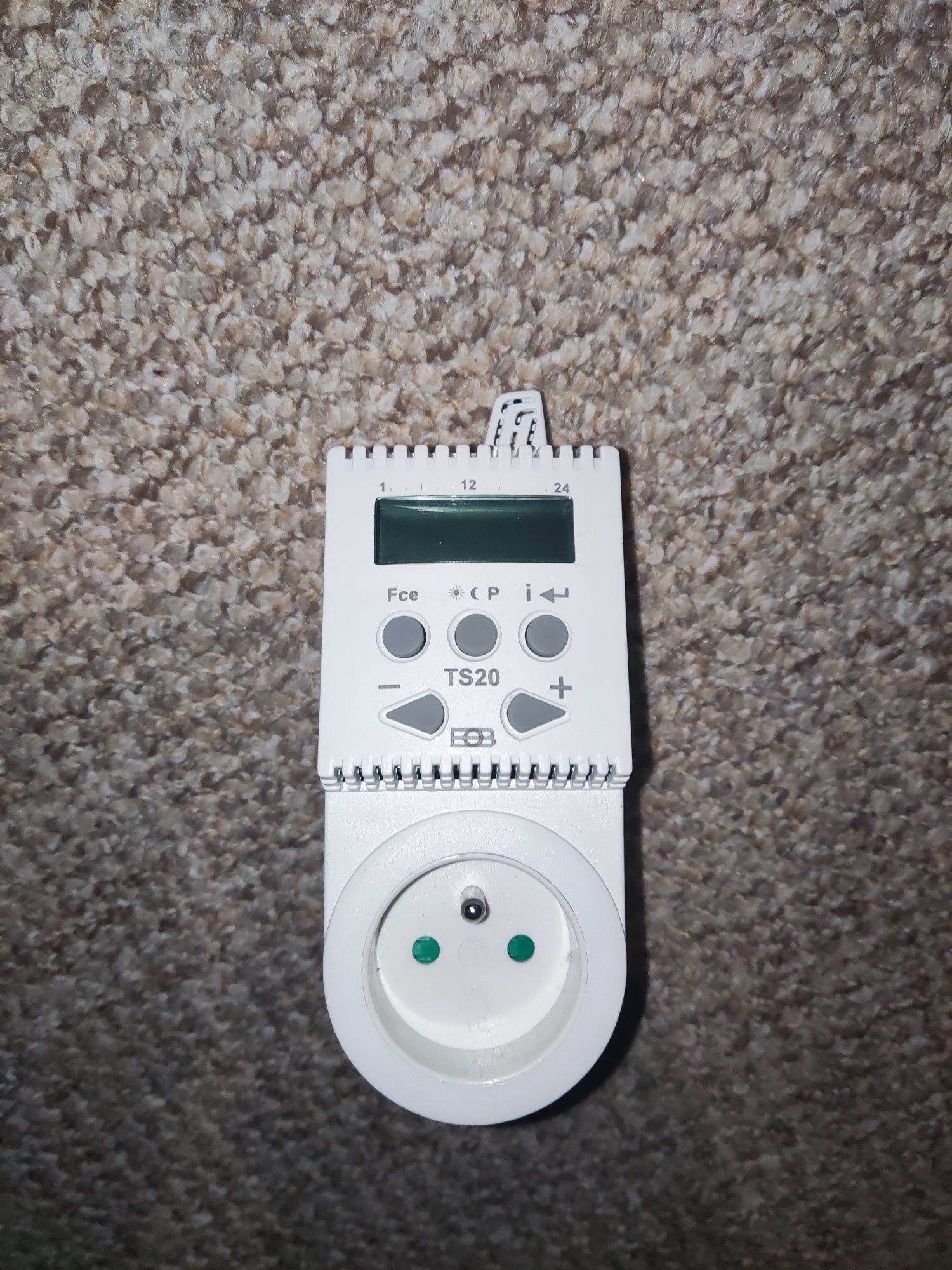 Termostat gniazdkowy TS20 - Tygodniowy programator
