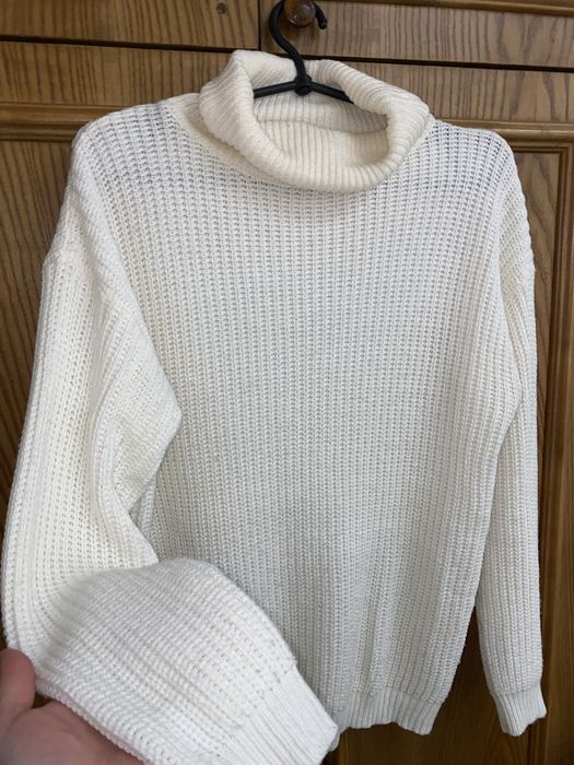 Біла вʼязана кофтинка