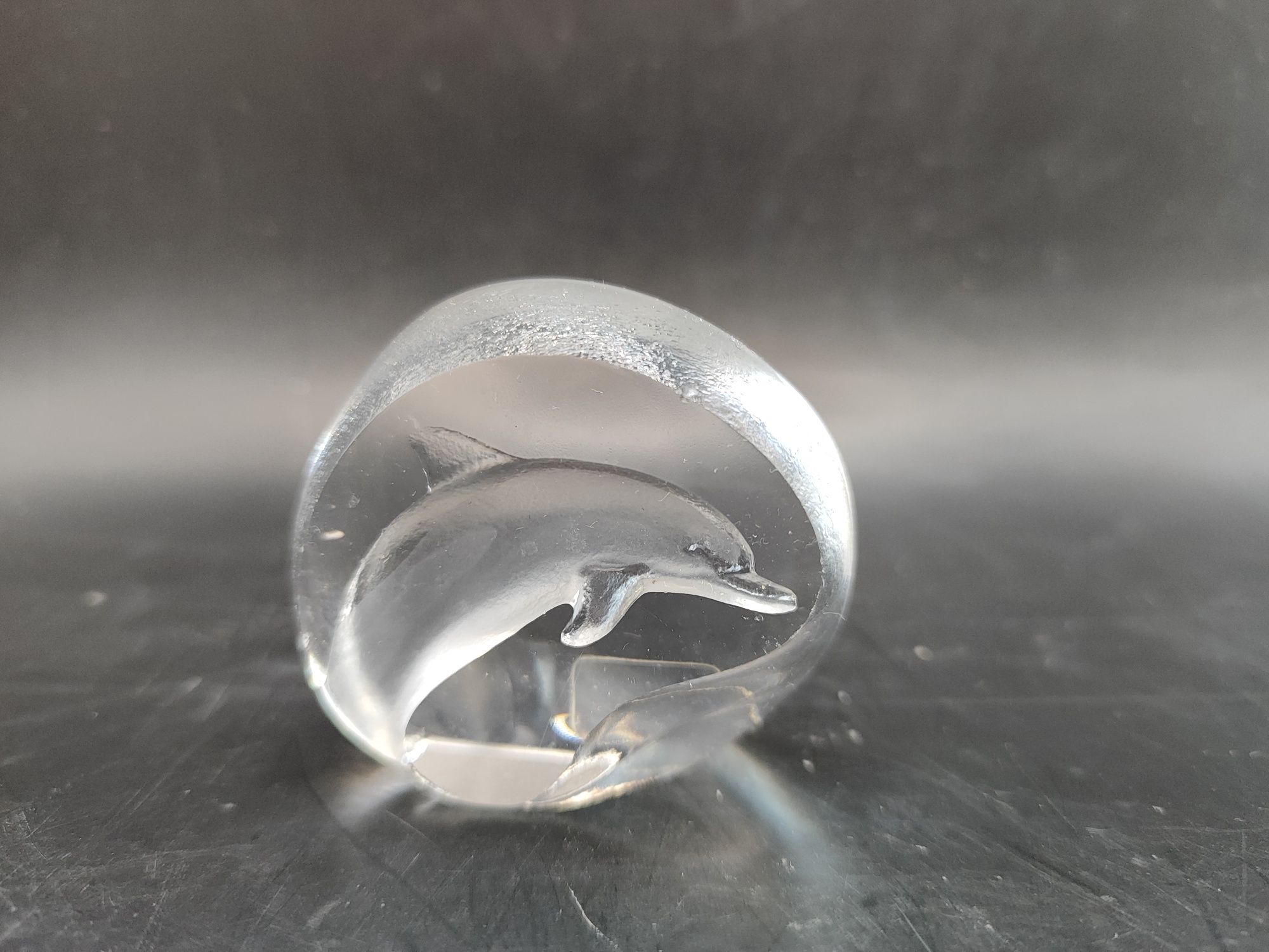 Kryształowy przycisk do papieru delfin Mats Jonasson Szwecja