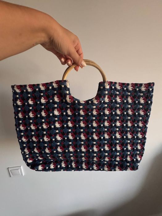 Вʼязана сумка з деревʼяними ручками