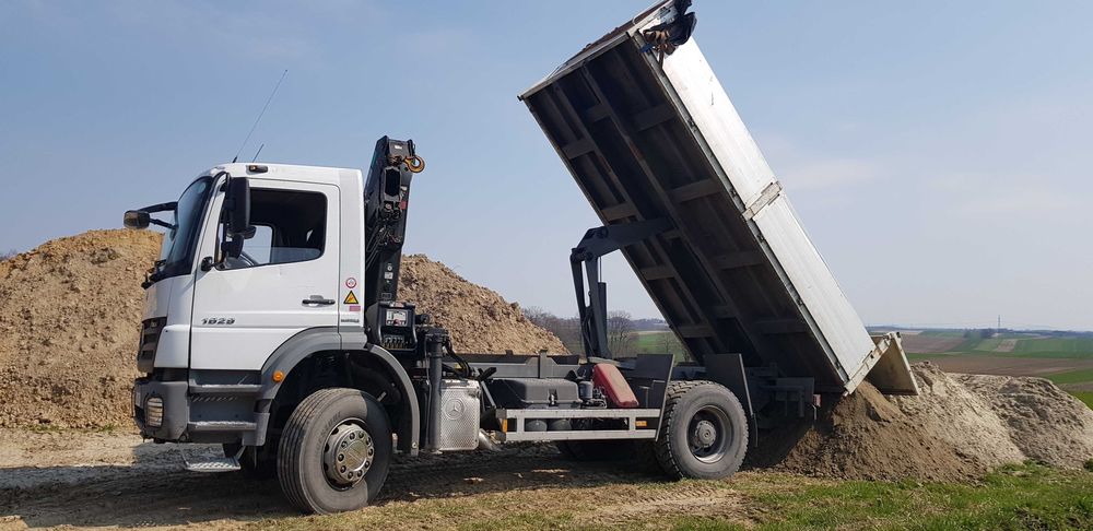 Transport Wywrotka i HDS. Palety kruszywa węgiel maszyny konstrukcje