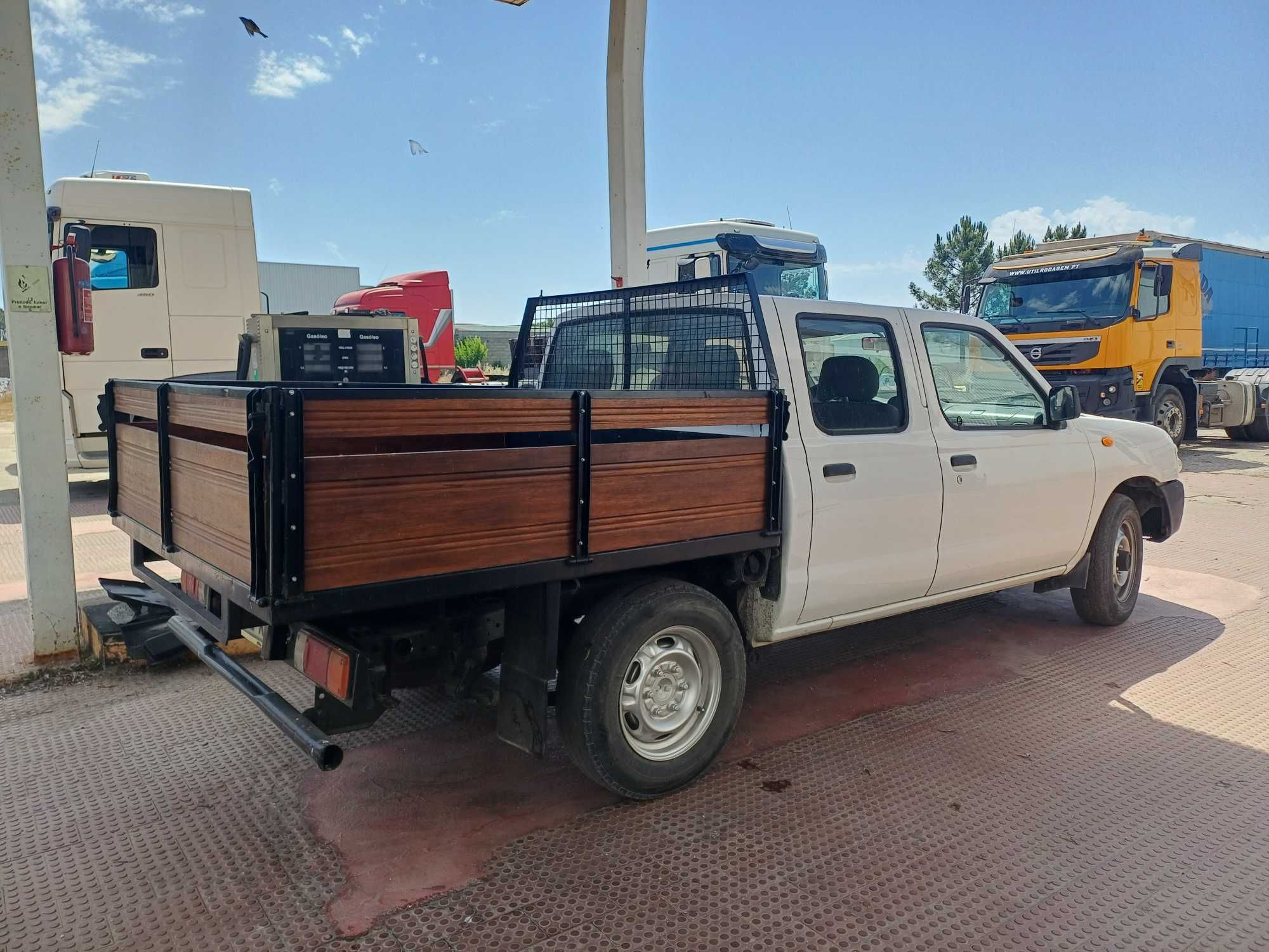 NISSAN PICK UP 5 LUGARES