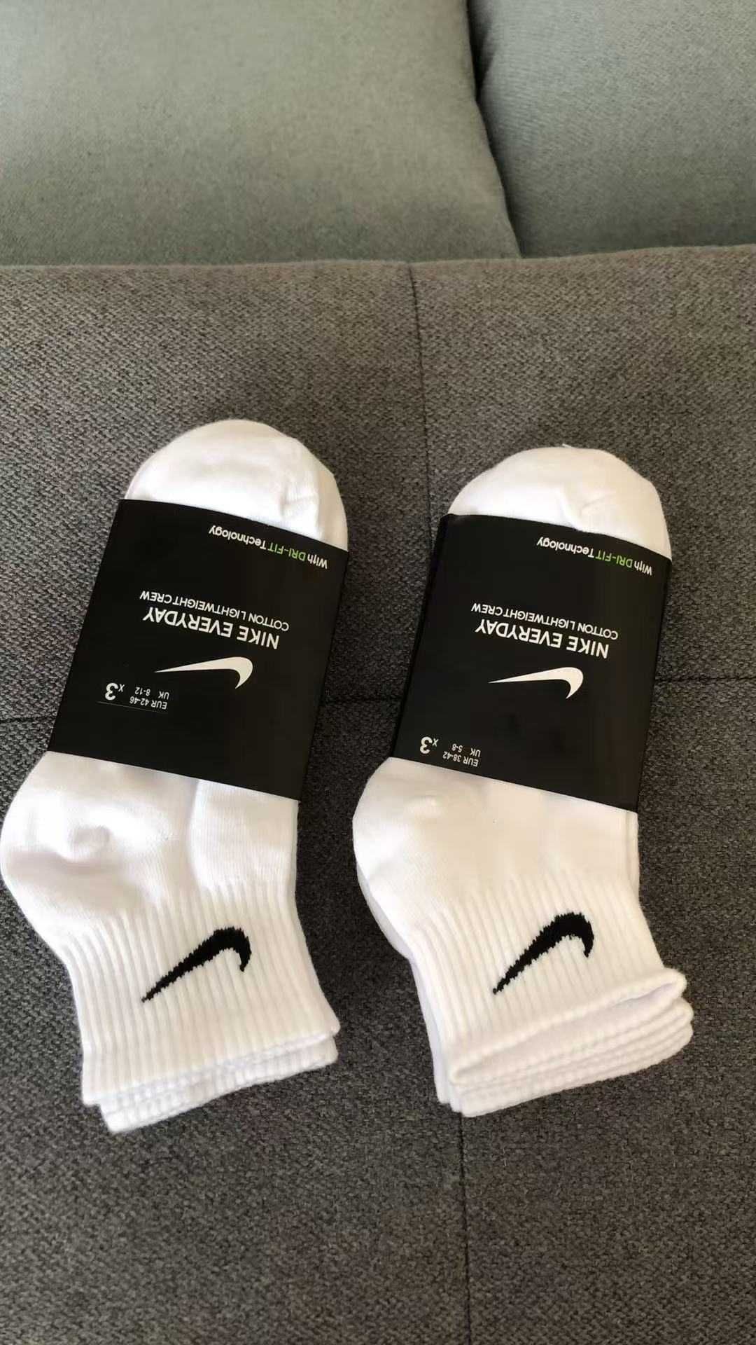 9 par skarpet Nike z czystego bawełny. Białe, krótkie, Rozmiar M/L