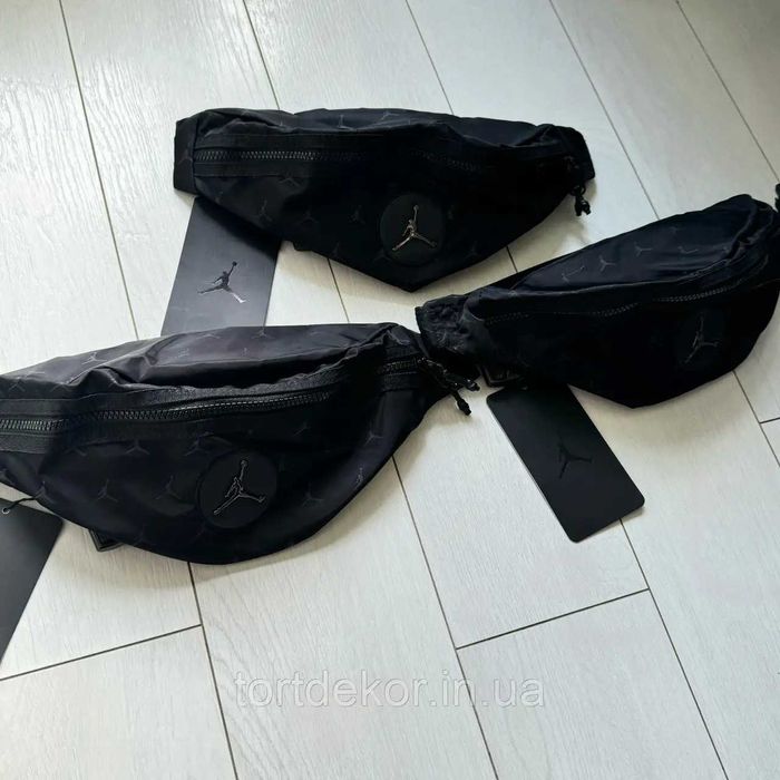 Сумка Nike Air Jordan Jacquard Crossbody у чорному кольорі.